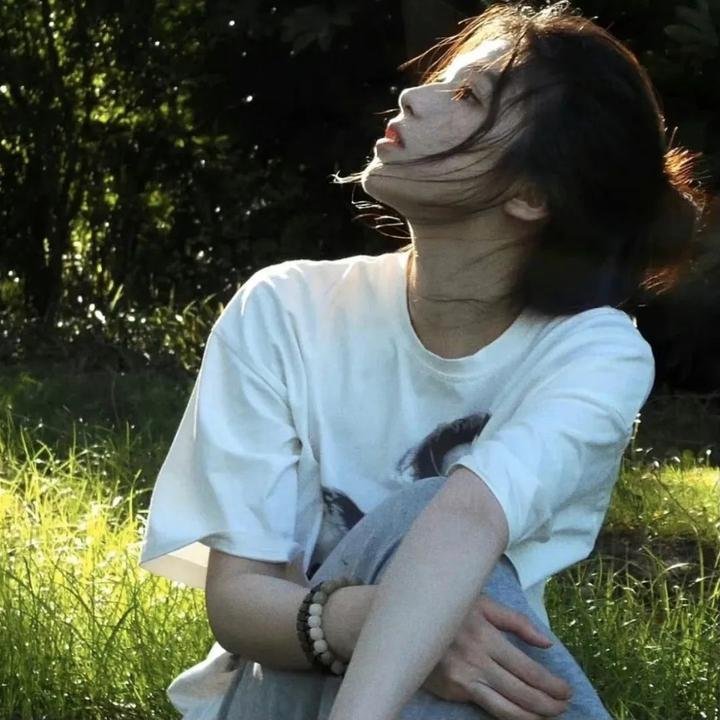 戴流苏耳环的少女
